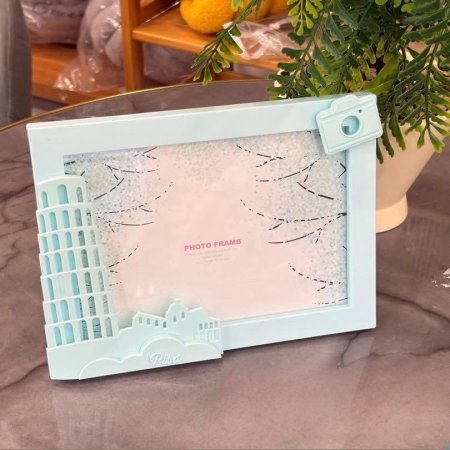 برواز بلاستيكي خفيف باللون الأزرق الفاتح